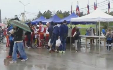 У Росії жадібний натовп з'їв торт для дітей-сиріт: відео підірвало мережу