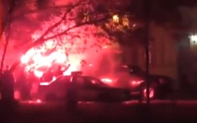 Російські націоналісти атакували резиденцію посла США в Москві: опубліковано відео