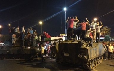 Народ с камнями разгромил военных: соцсети обсуждают попытку переворота в Турции