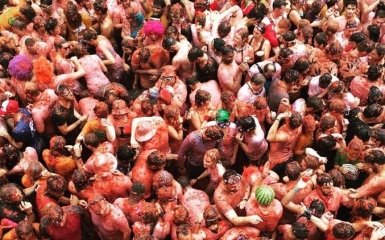 В Испании началась ежегодная битва помидорами La Tomatina: опубликованное видео