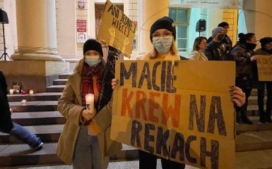 У Польщі відновилися масові протести через заборону абортів після смерті вагітної