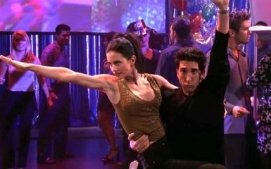 Эд Ширан и Кортни Кокс покорили сеть легендарным танцем Росса и Моники из "Друзей"