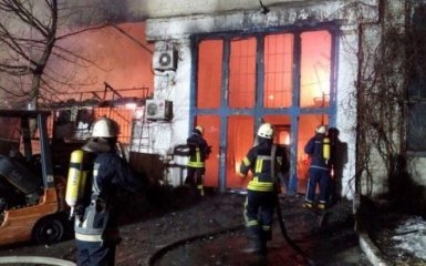 Десятки пожарных тушили большой пожар в Киеве: опубликованы фото