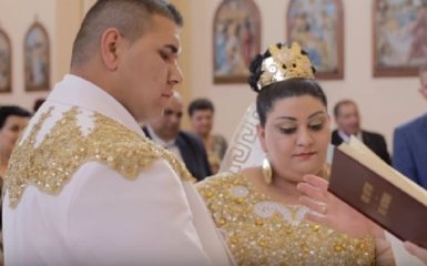 Золотые наряды и деньги рекой: сеть взорвало видео роскошной свадьбы юных ромов