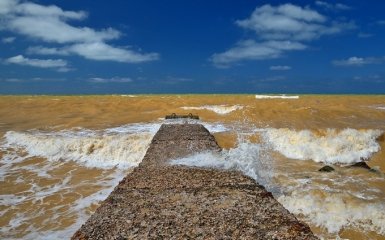 В Крыму море и небо объединились в цвета Украины: впечатляющие фото и видео