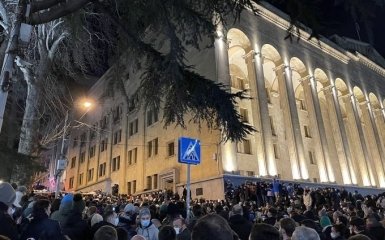 В Грузии протестующие осадили парламент — силовики применяют водометы