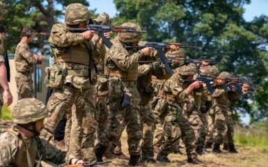 Перша група українських військових розпочала підготовку у Британії