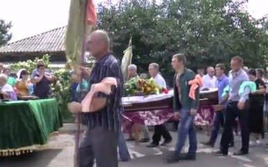 В Кривом Озере похоронили мужчину, убитого полицейскими: опубликовано видео