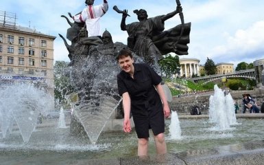Фото первого дня Савченко на свободе: купание в фонтане и встреча со скандальным "генералом"