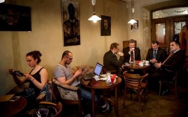 Сеть взбудоражило фото Порошенко, пьющего кофе