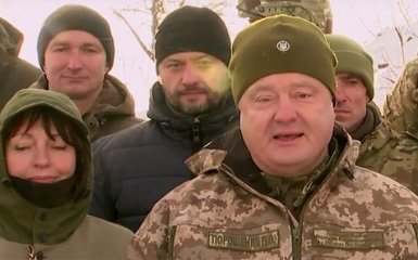 Порошенко поздравил бойцов с днем ВСУ прямо на передовой: появилось видео