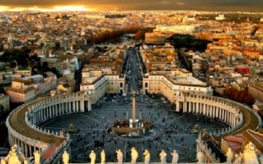 Модель Playboy оголилася на площі Ватикана - шокуюче фото