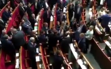 В Раде снова произошла потасовка: появилось видео
