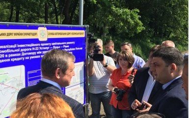 Гройсман розповів, коли очікувати поліпшення стану доріг в Україні: з'явилося відео