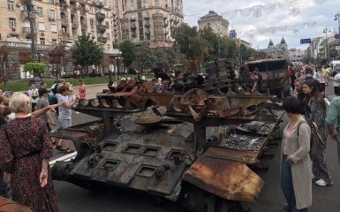 У Києві на Хрещатику зробили виставку знищеної техніки РФ