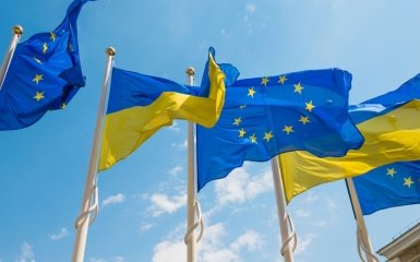 Прапори ЄС та України