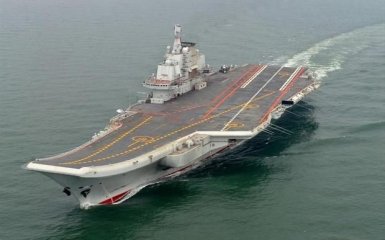 Дымящий российский авианосец снова стал героем шуток: появились фото