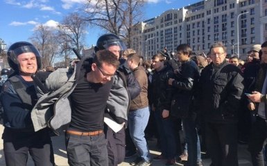 Протесты в Москве: награда для пострадавшего полицейского возмутила соцсети