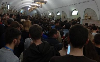 У київському метро зібрався величезний натовп: опубліковані фото
