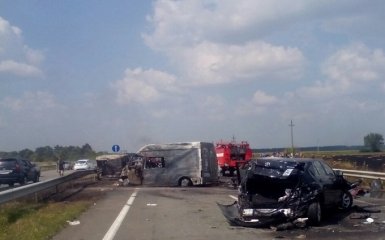 Опубликованы новые фото страшной аварии на трассе Киев-Одесса