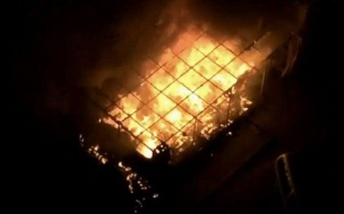В Киеве на набережной Днепра дотла сгорело кафе: появились фото