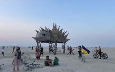 На Burning Man украинцы презентовали военный мемориал из противотанковых ежей— фото