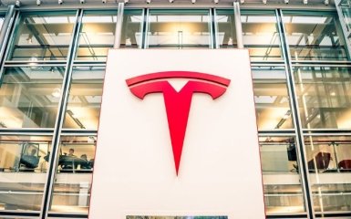 Попри заборону і карантин: Маск відновить роботу заводу Tesla