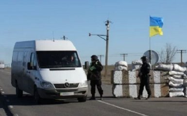 Україна повністю закрила для іноземців в'їзд до окупованого Криму