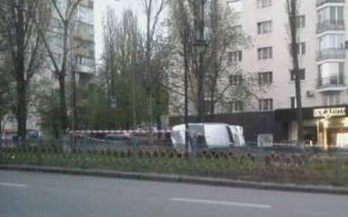 У центрі Києва перекинувся автомобіль: з'явилися фото