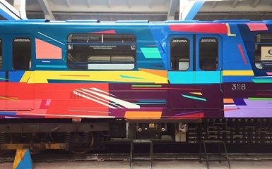 Испанский художник превратил поезд киевского метро в радугу: опубликованы фото