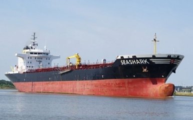 Египетские военные удерживают танкер с 17 украинцами на борту