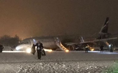 В России произошло масштабное ЧП с самолетом, есть пострадавшие: появились видео