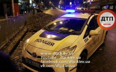 В Киеве пьяная компания избила полицейскую на месте ДТП: появились фото и подробности