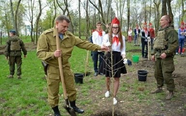 Зеленым вверх: в соцсетях посмеялись над главарем ДНР с саженцами