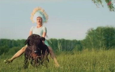 Сумасшедший российский клип о "патриотке" стал хитом сети: опубликовано видео