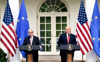 Неожиданное фото: президент Еврокомиссии оправдался за поцелуй с Трампом