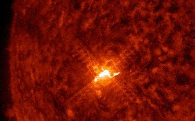 NASA показало яркую вспышку на Солнце: опубликовано зрелищное видео