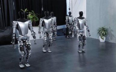Робот-гуманоїд від Tesla навчився ходити і став більше схожим на людину — відео