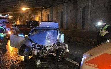 В Киеве машина разбилась об опору моста: фото с места аварии