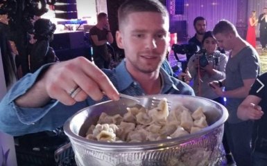 Російський хокеїст їв пельмені з Кубка Стенлі