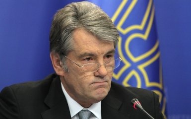 Ющенко пилососить килим, лаючись як Ляшко: опубліковано відео