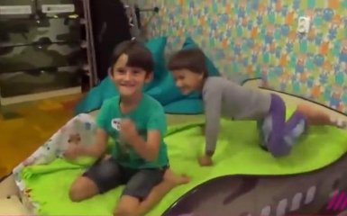 Хочу сбивать самолеты: сеть ужаснуло видео с российским ребенком в кровати-"Буке"