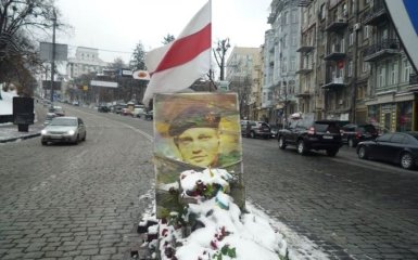 У Києві водій врізався в пам'ятник герою Небесної сотні: з'явилися фото