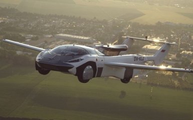 Літаюча машина-трансформер AirCar здійснила перший в світі міжміський політ