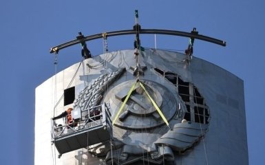 З монументу Батьківщина-мати демонтували радянський герб — відео
