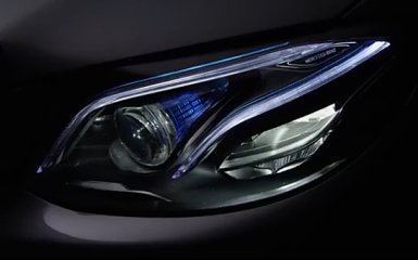 Mercedes-Benz показав оптику нового E-Class (відео)