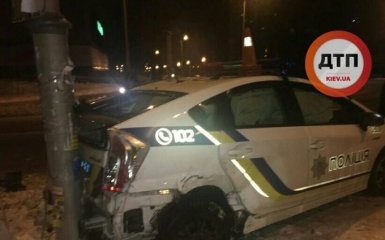 В Киеве машину патрульных впечатали в столб: опубликованы фото