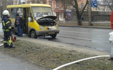 Маршрутка в Херсоне вспыхнула прямо на остановке: опубликованы фото