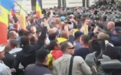 Столкновения протестующих и полиции в Молдове: опубликовано видео