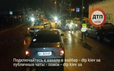 У Києві сталася страшна ДТП з двома машинами і дівчиною-пішоходом: з'явилися фото і відео